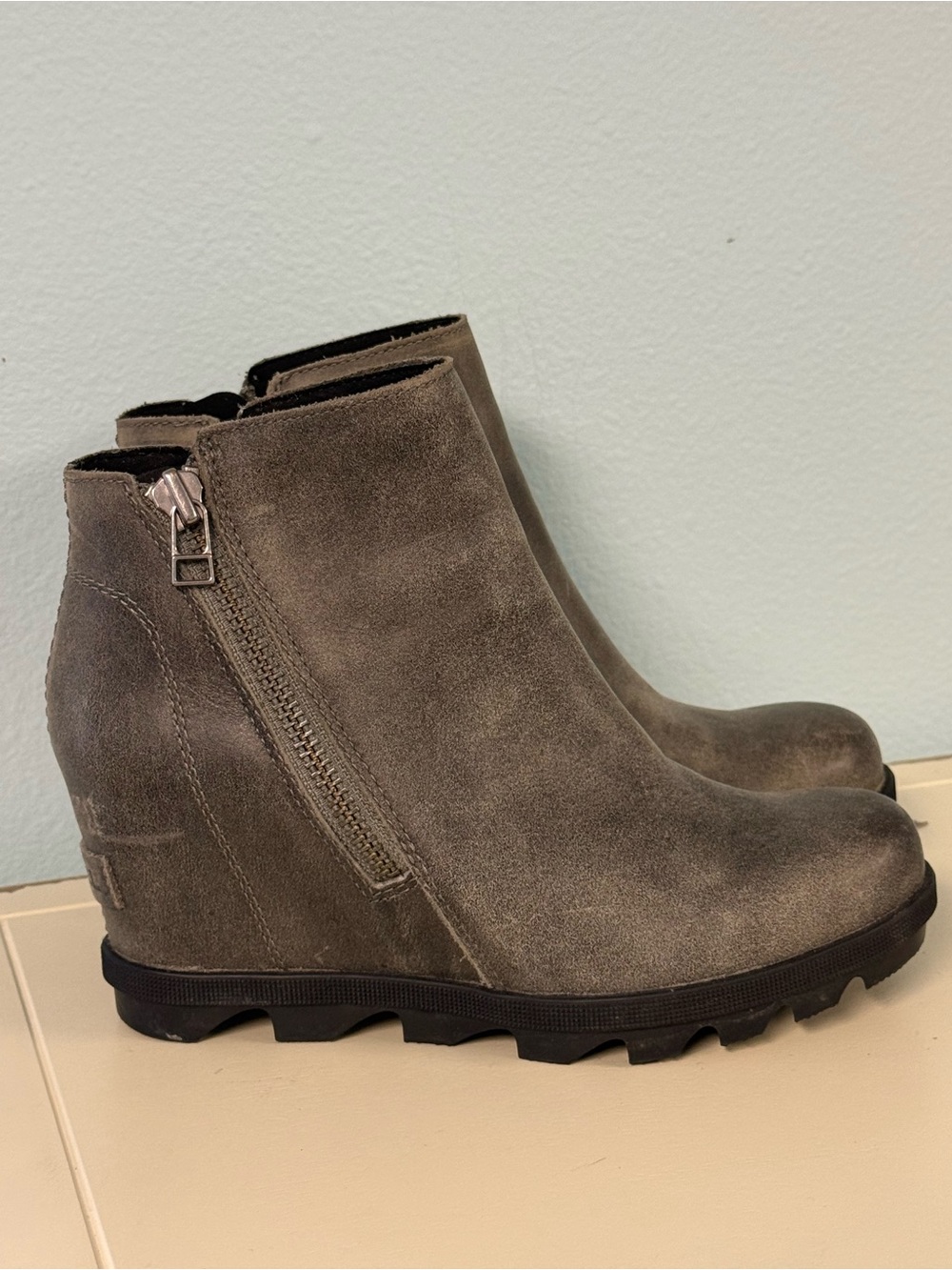 Sorel Joan of Arctic Wedge II Zip Gray Suede Ankle Boots Women’s 5.5